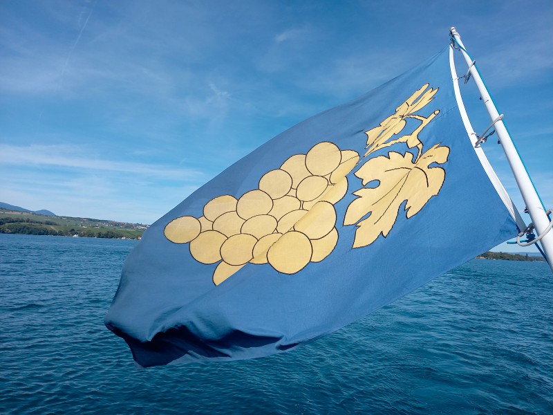 ambiance-perroy-drapeau-lac